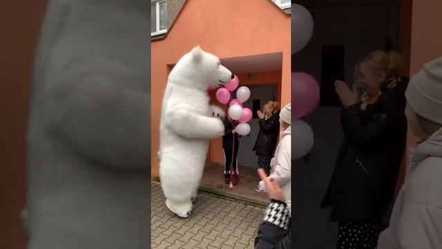 Сюрприз на день рождения - белый мишка поздравляет возле подъезда под «Ягода-Малинка» смотреть онлайн