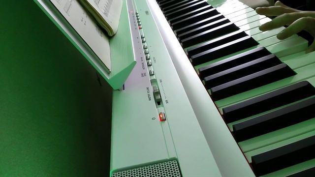 Играю произведение "Маленькая прелюдия" От И. С. Бах. Я ошибся несколько раз. смотреть онлайн