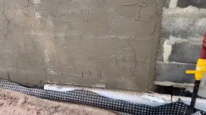 Укрепление цоколя сеткой с использованием штукатурного пистолета.