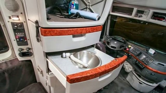 Volvo VNL 780 with a sink!