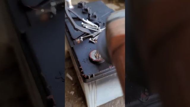 The damaged battery head is repaired. смотреть онлайн