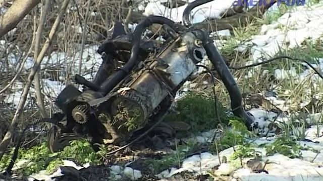 Разорванный кузов разбросанные детали автомобилей на трассе. смотреть онлайн
