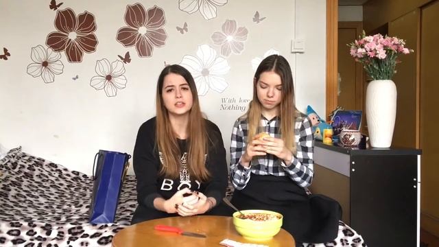 РУССКАЯ ДЕВОЧКА ПРОБУЕТ КИТАЙСКУЮ ЕДУ | КИТАЙСКИЙ ДОШИРАК,  ЧЕЙ-ТО ПАЛЕЦ И ПИРОЖНОЕ С МЯСОМ