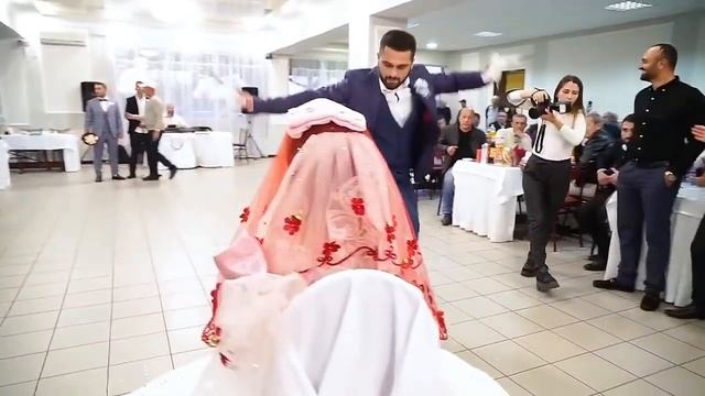 Как молодожены встретили друг друга на свадьбе! Очень красиво ♥️ Смотреть до конца! смотреть онлайн