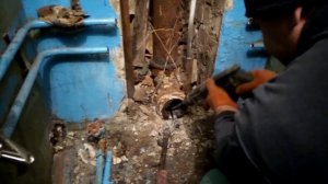 Расчеканка чугунной трубы ,  Уникальный способ  !