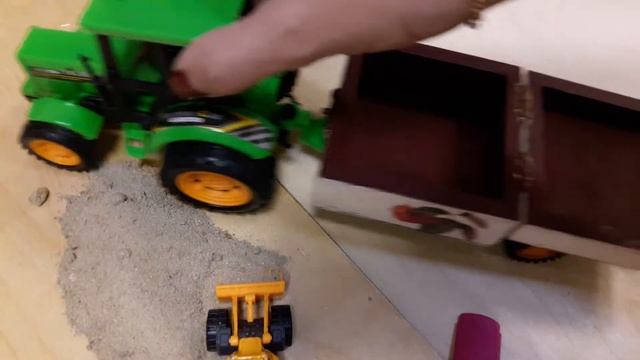 ЗЕЛЁНЫЙ ТРАКТОР СОБИРАЕТ ШИШКИ. Что случилось с трактором? смотреть онлайн