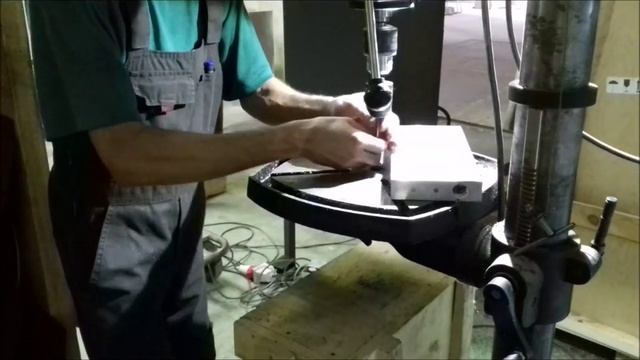 Нарезание резьбы на сверлильном станке длинна резьбы 30 мм . Tapping drill press . смотреть онлайн