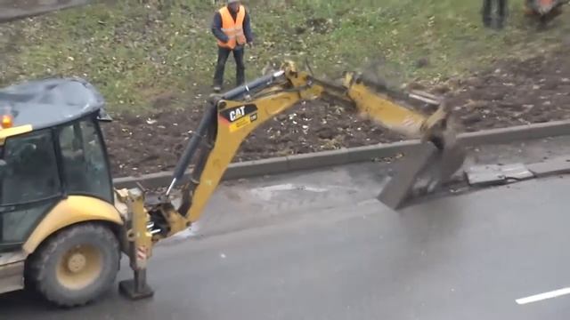 Мастерство оператора экскаватора Cat 422E по вскрытию дорожного полотна смотреть онлайн