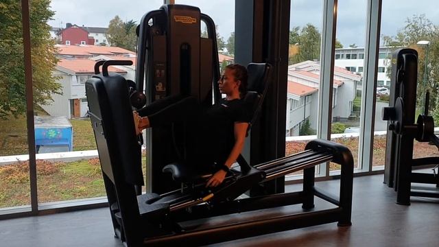 Leg Press - Technogym смотреть онлайн