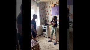 Буйная Иришка ЧикиПики напала на Безумного Пашу, делят место на кухне, Безумный Паша против Иришки