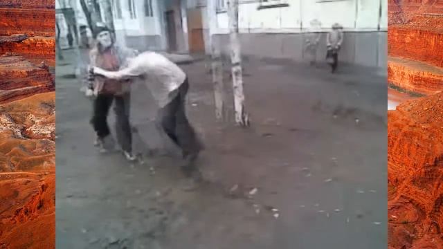 МУЖИК ВЛЕЗ В ЖЕСТКУЮ ДРАКУ ШКОЛЬНИКОВ! смотреть онлайн