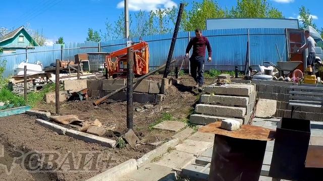 Свайно-винтовой фундамент под дом 6х6 в стеснённых условиях и на склоне.