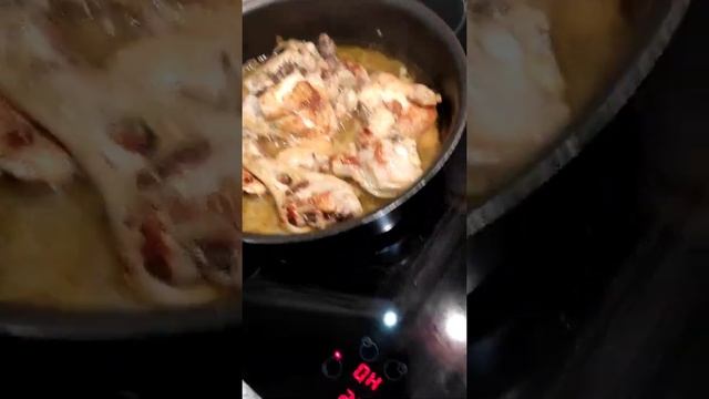 Опять готовлю)) Пюре и тушёные куриные окорочка с луком. смотреть онлайн