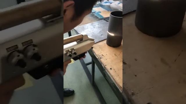 Чистка металлической трубы,  лазером