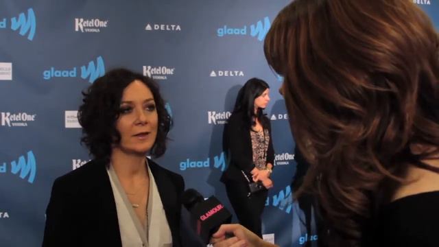 Sara Gilbert at the GLAAD Media Awards смотреть онлайн