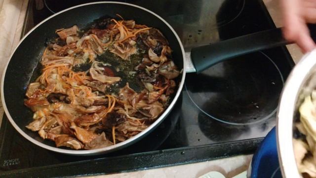 Необычный салат из сушеных грибов и кабачков, очень люблю готовить его в зимнее время. смотреть онлайн