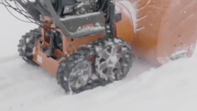 Гусеничные снегоуборщики Husqvarna ST 424T, ST 427T, ST 430T профессиональная серия смотреть онлайн
