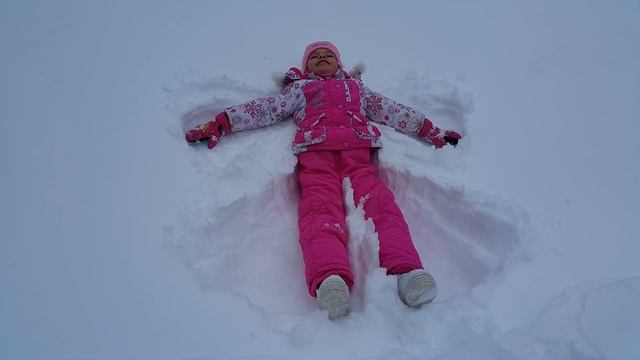 Делаем ангела из снега. Make an angel of snow смотреть онлайн