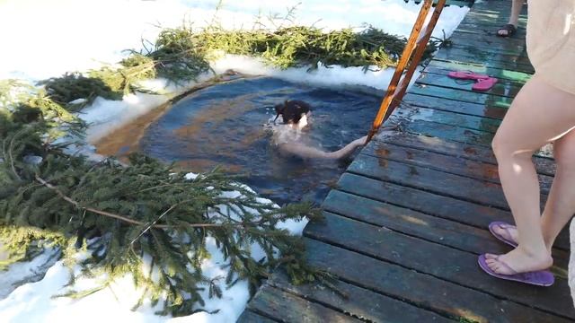 КРЕЩЕНСКИЕ КУПАНИЯ в проруби, Водохреща смотреть онлайн