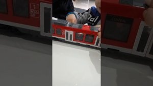 Распаковка большой красный электропоезд Данечка купил поезд с мамой и папой Открываем поезд игрушка