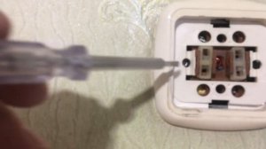 Как разобрать выключатель и как снять выключатель со стены?