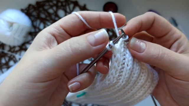 Митенки спицами с вырезом под палец, резинкой 2*2. смотреть онлайн