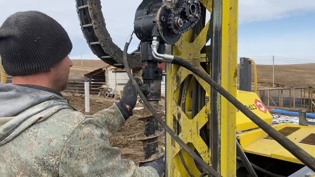 Демонстрация работы ямобура для сваебойной установки СТРОЙМАТИК // АЗБУКАФУНДАМЕНТА смотреть онлайн