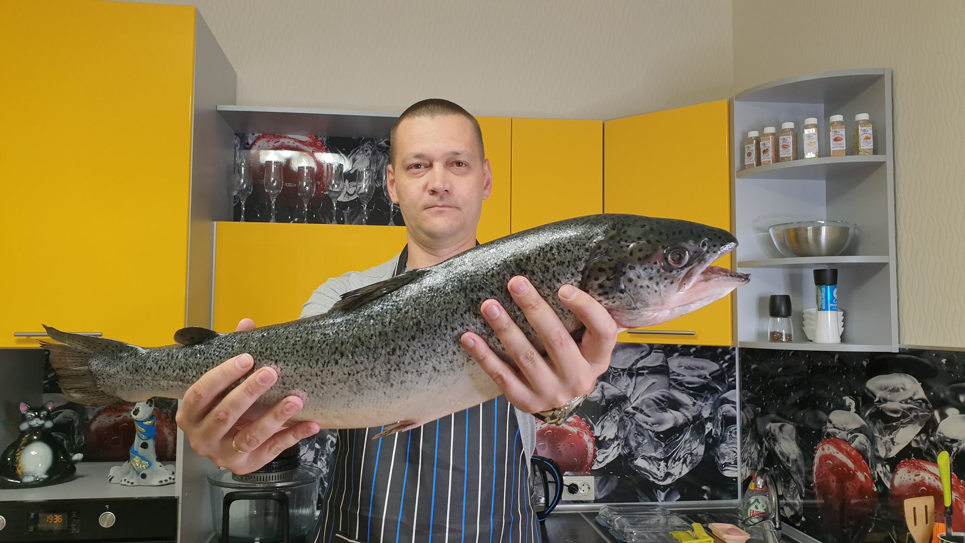 Как разделать красную рыбу (ЛОСОСЯ, СЕМГУ, ФОРЕЛЬ) на филе. смотреть онлайн