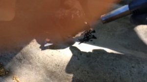 Заделываем трещины в шифере на крыше гаража на даче