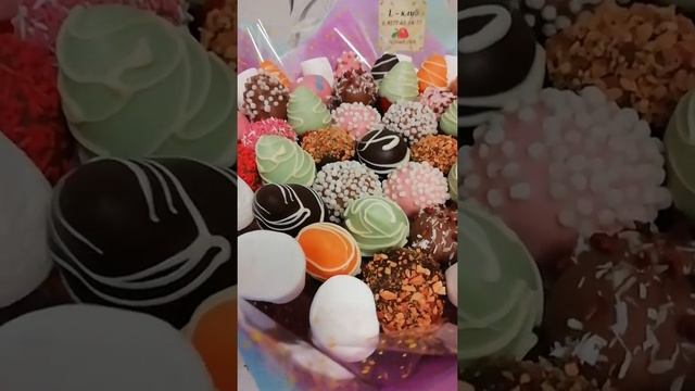 Букет из клубники в цветном шоколаде и кейк попсов смотреть онлайн