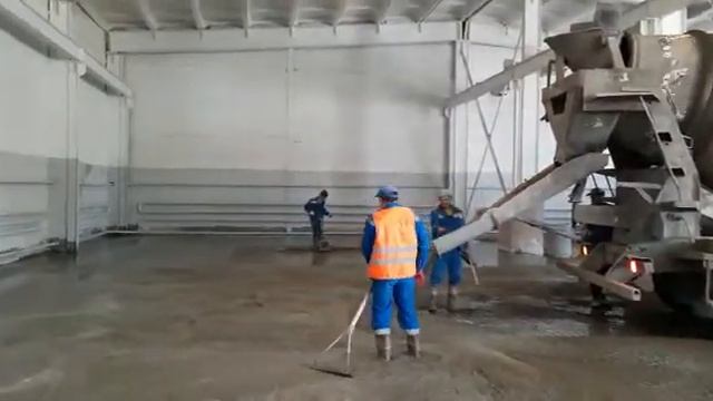 Бетонирование пола перед нанесением топпинга в магазине «Светофор» смотреть онлайн