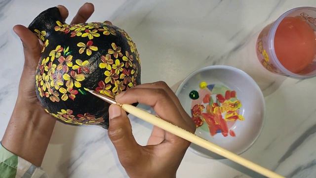 Easy one stroke pot painting idea. Pot painting ideas for beginners. One stroke painting on gullak смотреть онлайн