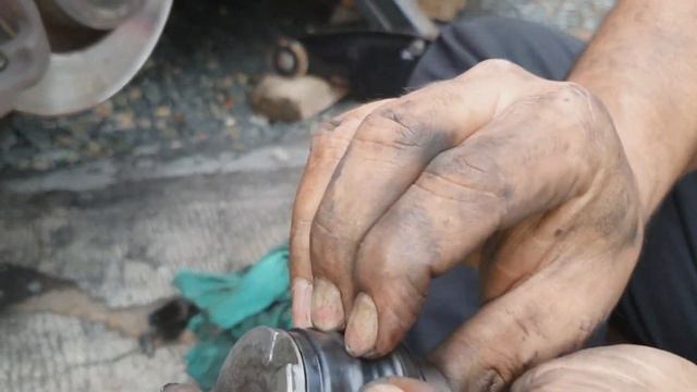 How to replace brake caliper boot and seal on Peugeot. смотреть онлайн