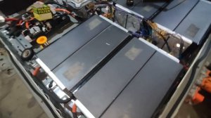 Сборка первой батареи Nissan Leaf на китайских аккумуляторах CATL