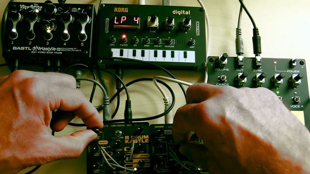 Random Techno 253 (154bpm)  SOMA RoAT, Bastl Kastle V1.5, Kastle Drum, NTS-1