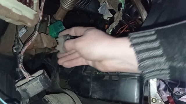 Как снять концевики педали тормоза Ford Focus 1 американец АКПП #RAZNOBOY #FordFocus1 #фордфокус1