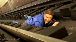 ➤ Если человек упал на рельсы в метро ➤