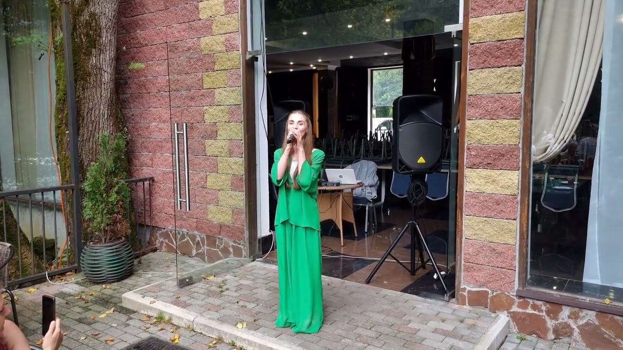 Абхазия. Красивая девушка поёт песню. смотреть онлайн