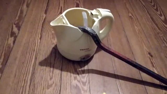 JE PÈTE UNE BOUILLOIRE TEFAL AVEC LE PIED DE BICHE смотреть онлайн