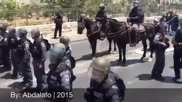 После закрытия Мичети Аль акса Делают Дуа на улице смотреть онлайн