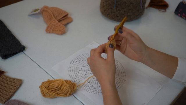 Вязание крючком №62 - Варежки для начинающих | Московское долголетие смотреть онлайн