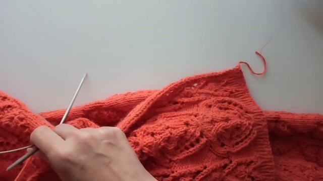 Кардиган спицами, продвижение. Набор петель для планки, способ три петли из двух кромочных. смотреть онлайн