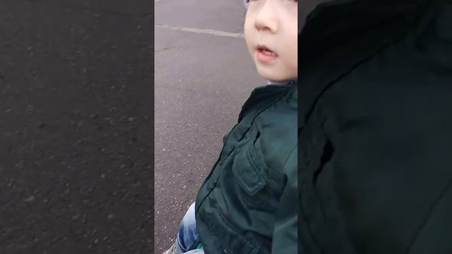 Малыш учится плеваться))) смотреть онлайн