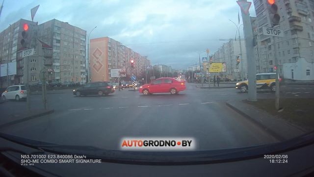 Девушка "с ушками" отстояла на зеленый и побежала на красный в Гродно смотреть онлайн