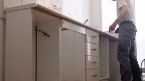 Демонтаж кухонного гарнитура своими руками легко и просто. Все этапы демонтажа за несколько минут.
