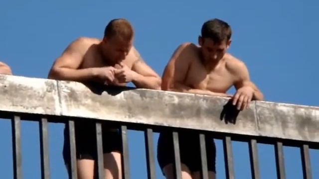 Прыжки с Ингульского моста в реку, г.Николаев, 2009 год смотреть онлайн