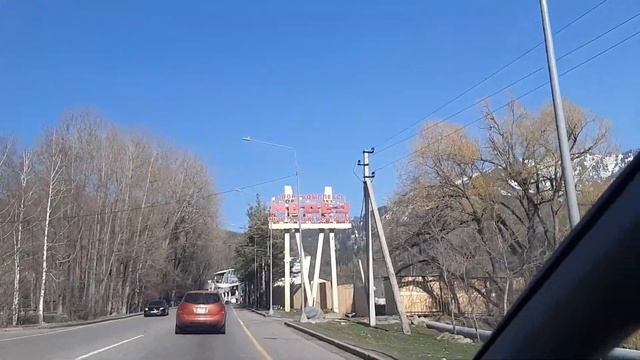Дорога в горы из окна авто. Казахстан. Алматы. Медеу. смотреть онлайн