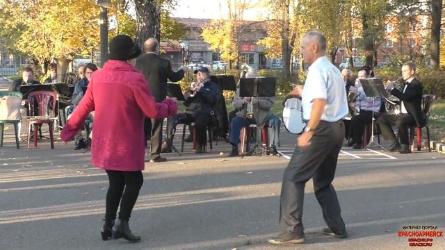 В Городском Дворце играет Духовой оркестр смотреть онлайн