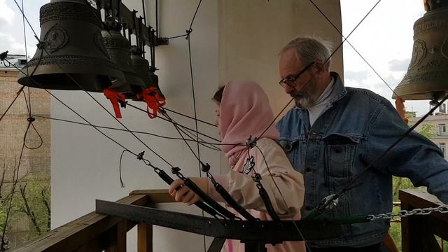 Звонари Варвара и Валерий Красковский
 на колокольне храма свт.Алексия митр.Московского смотреть онлайн