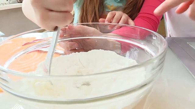 Как печь кексы? Учимся с видео для детей. смотреть онлайн